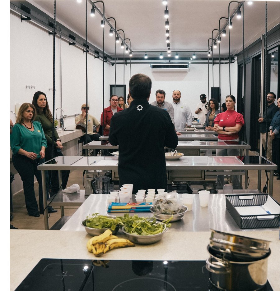 Facilitação em ambiente corporativo real — equipe em experiência de aprendizagem prática