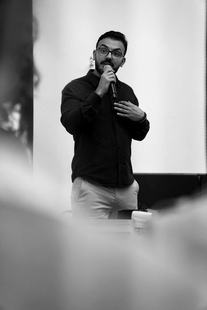 Facilitador com microfone